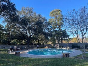 4 Bayou Pointe Dr in Houston, TX - Foto de edificio - Building Photo