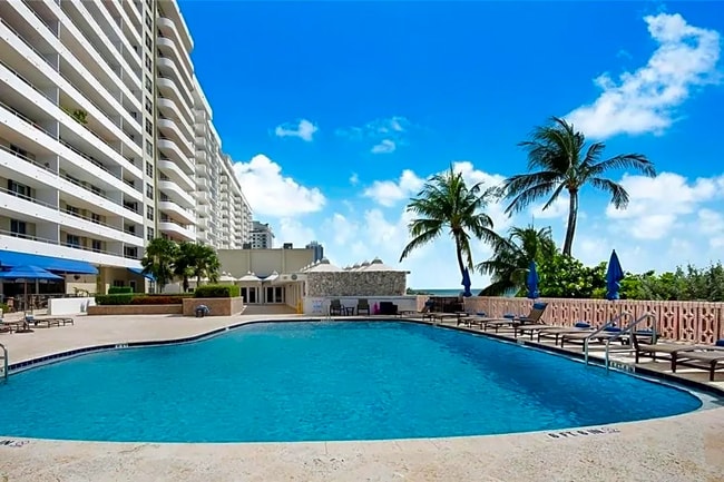 5555 Collins Ave, Unit 5C in Miami, FL - Foto de edificio - Building Photo