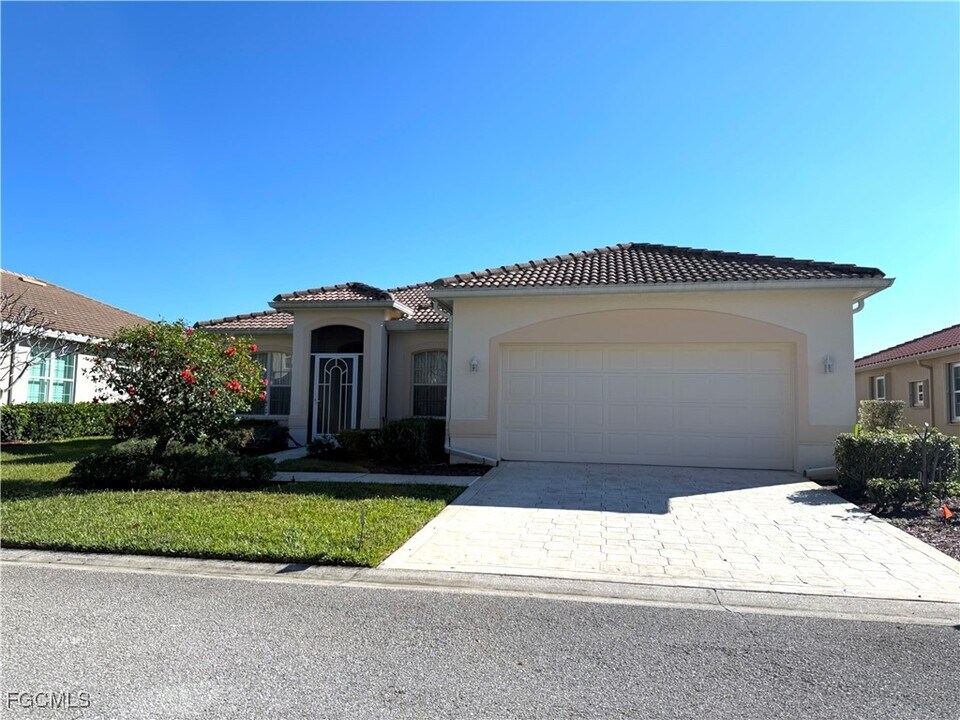 11081 Lakeland Cir in Ft. Myers, FL - Building Photo