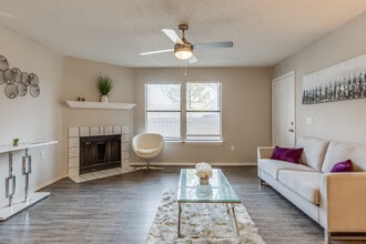 12th and Renaissance Apartment Homes in Norman, OK - Building Photo - Interior Photo