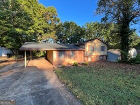 6653 Bedford Rd in Rex, GA - Building Photo