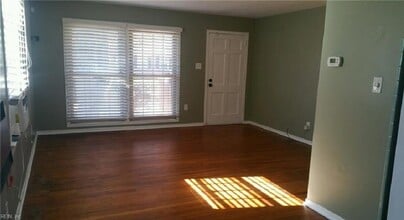 7108 Chryslon Ln in Norfolk, VA - Building Photo - Building Photo