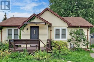 202 Garden Ave in Georgina, ON - Building Photo