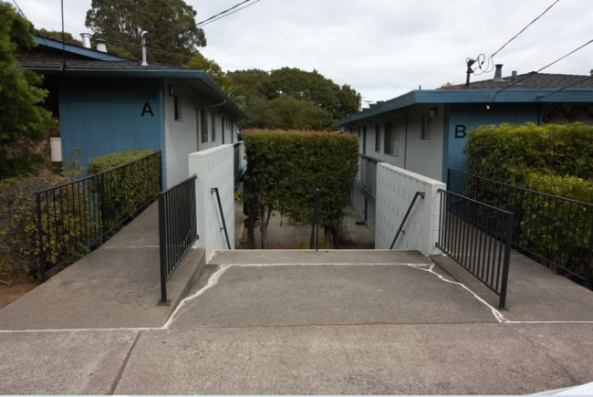 2220 Lake Rd in Belmont, CA - Building Photo - Building Photo