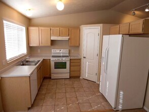 3359 W Rose Hollow Ln in West Valley City, UT - Building Photo - Building Photo