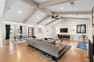 6330 E Lovers Ln in Dallas, TX - Building Photo - Building Photo