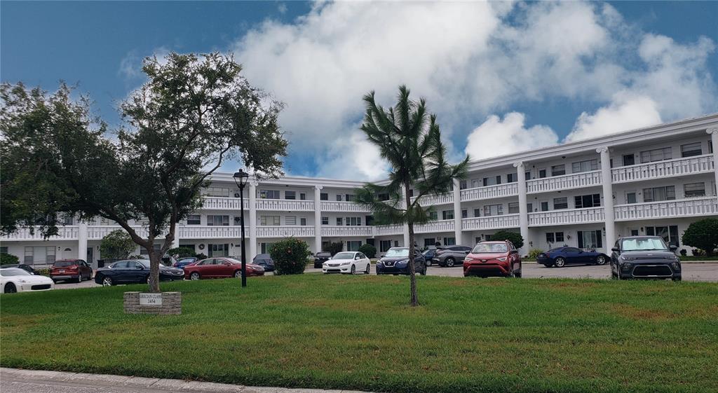 2454 Australia Way E in Clearwater, FL - Foto de edificio