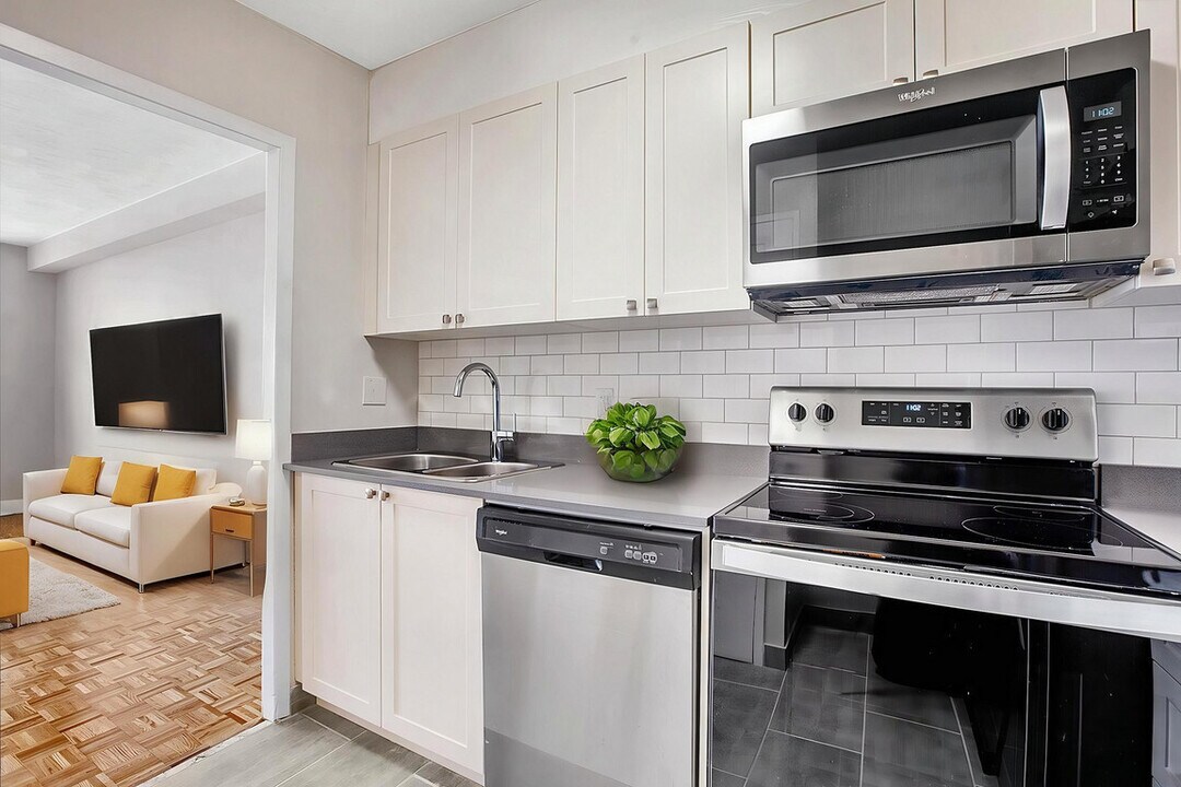 Phoenix Apartments in Ottawa, ON - Building Photo