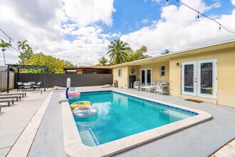 16025 NE 5th Ave in Miami, FL - Foto de edificio - Building Photo