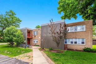 227 Uteg St in Crystal Lake, IL - Building Photo