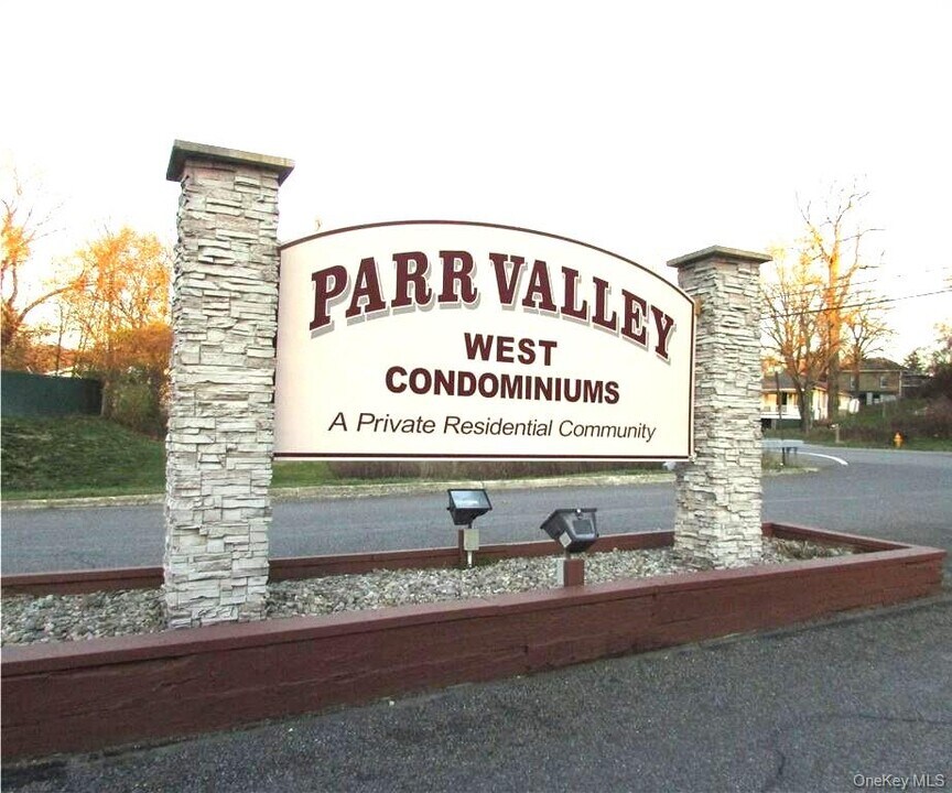 1204 Parr Lake Dr in Newburgh, NY - Building Photo