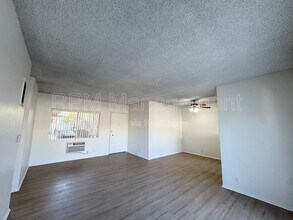 4350 Troost Ave in Los Angeles, CA - Foto de edificio - Building Photo