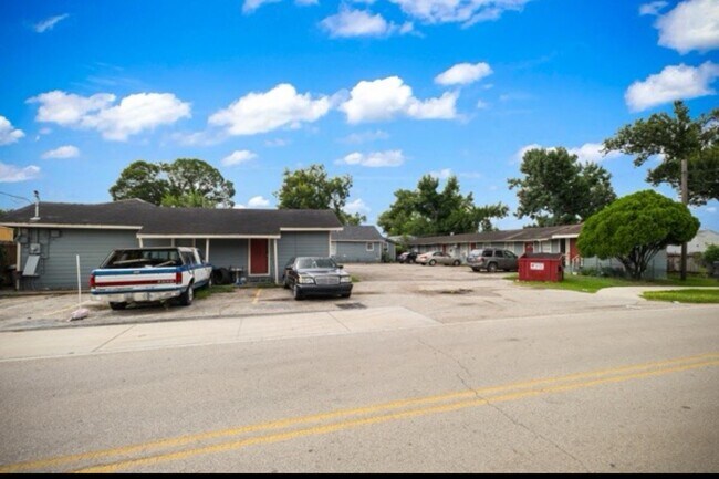 13928 Bandera St in Houston, TX - Foto de edificio - Building Photo
