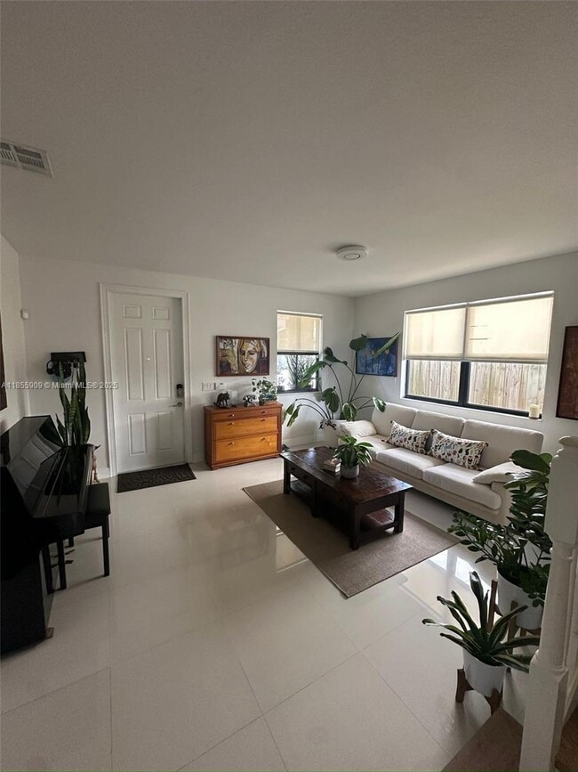 9941 NW 86th Ter in Doral, FL - Building Photo - Building Photo