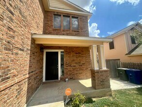3405 Cuatro Vientos Dr in Laredo, TX - Foto de edificio - Building Photo