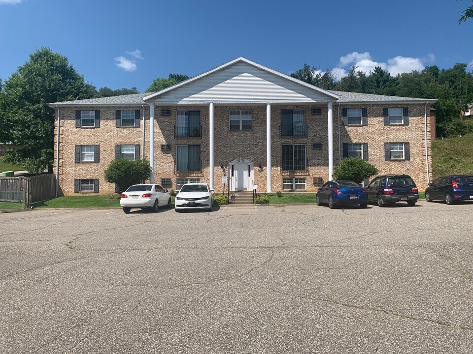 700 Northwood Ct, Unit 201 in Wheeling, WV - Building Photo