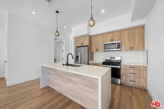 10845 1/2 Morrison St in Los Angeles, CA - Building Photo - Building Photo