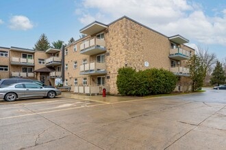 Portage Place in Niagara Falls, ON - Building Photo - Building Photo