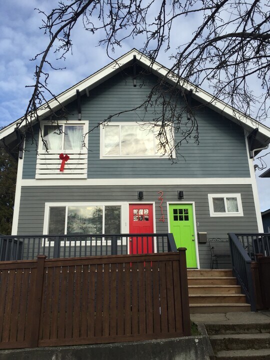 2714 S King St in Seattle, WA - Building Photo