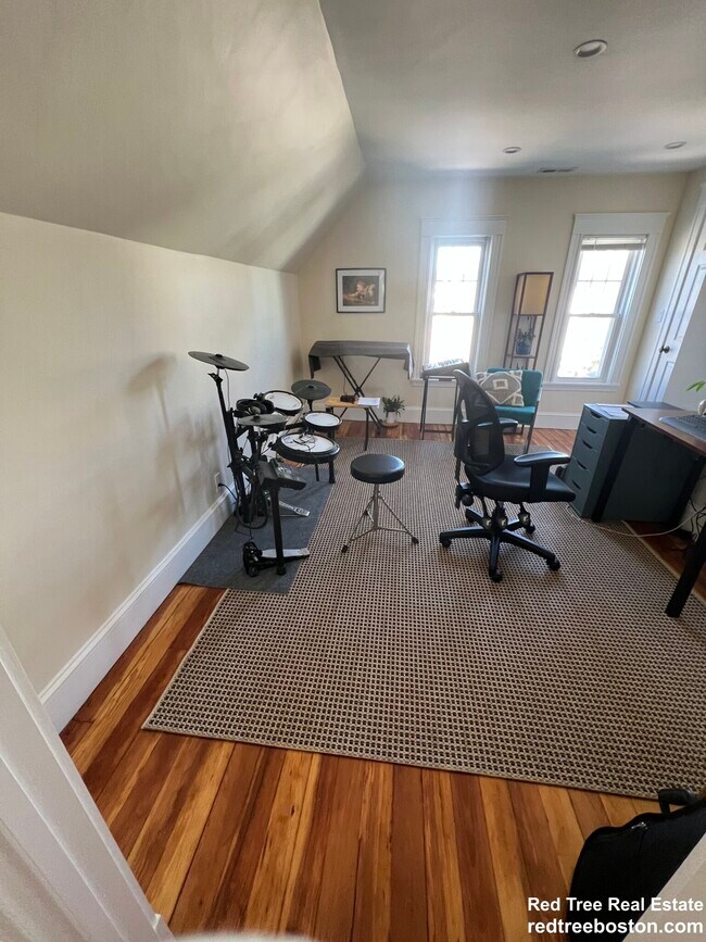 18 Colberg Ave, Unit 3 in Boston, MA - Foto de edificio - Building Photo