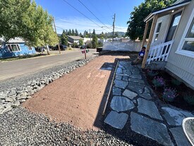 1728 NW Crouch St in Roseburg, OR - Building Photo