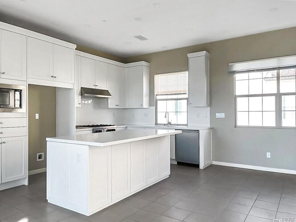 166 Milky Wy in Irvine, CA - Building Photo