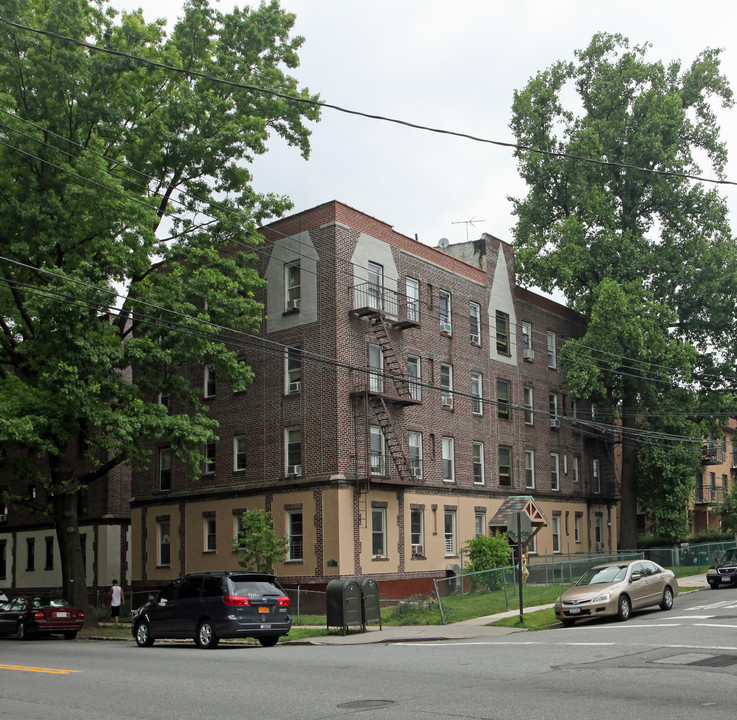 158-17 Sanford Ave in Flushing, NY - Foto de edificio