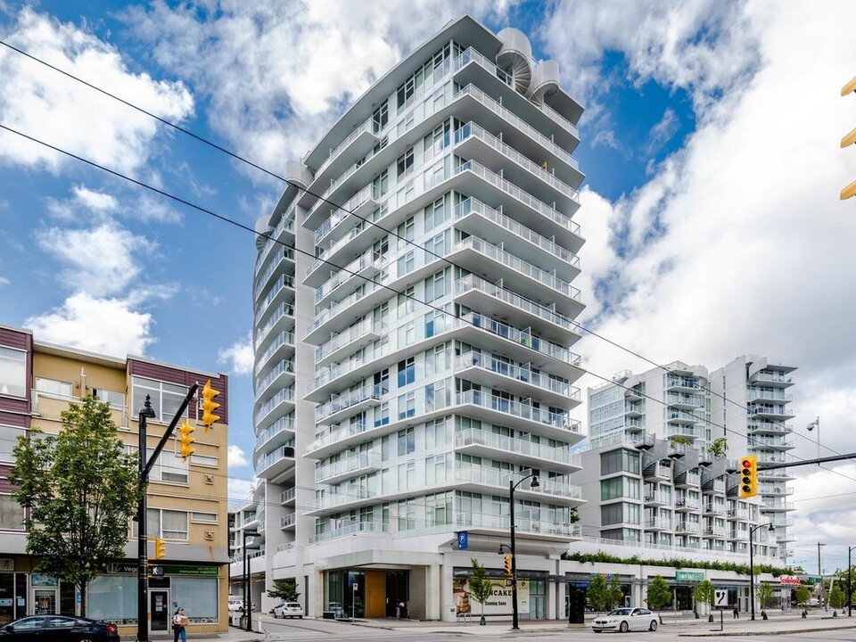 2220 Kingsway in Vancouver, BC - Building Photo