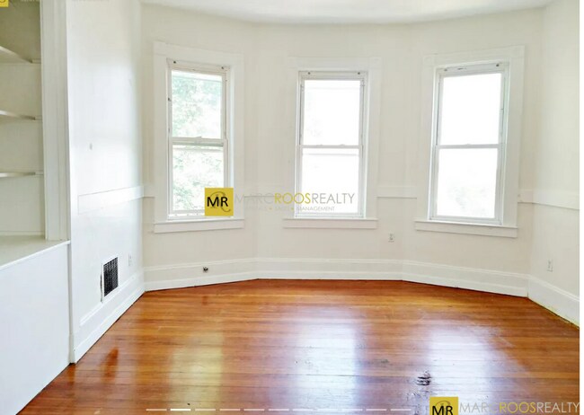 82 Fisher Ave, Unit 2 in Boston, MA - Foto de edificio - Building Photo