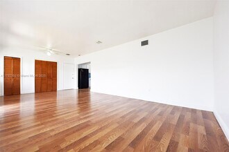 2250 Bay Dr in Miami Beach, FL - Building Photo - Building Photo