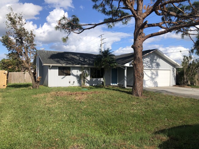 18567 Dogwood Rd in Ft. Myers, FL - Building Photo - Building Photo
