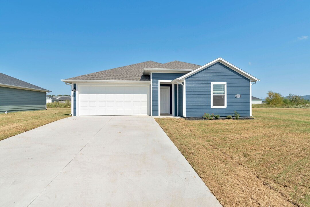 1000 Hudson St in Prairie Grove, AR - Building Photo