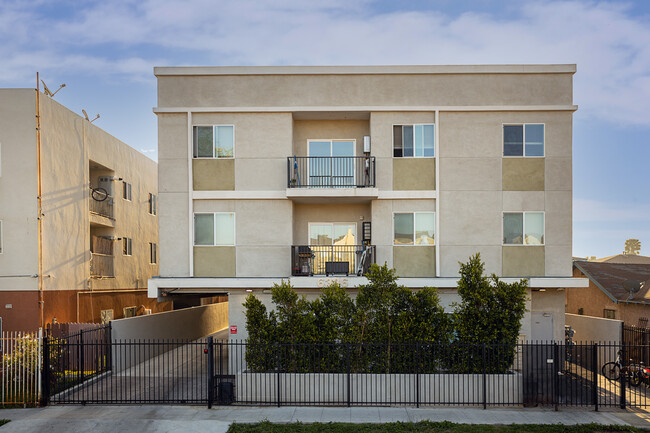 6336 Brynhurst Ave in Los Angeles, CA - Foto de edificio - Building Photo