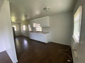 2026 E 2nd St in Dewey, OK - Foto de edificio - Building Photo