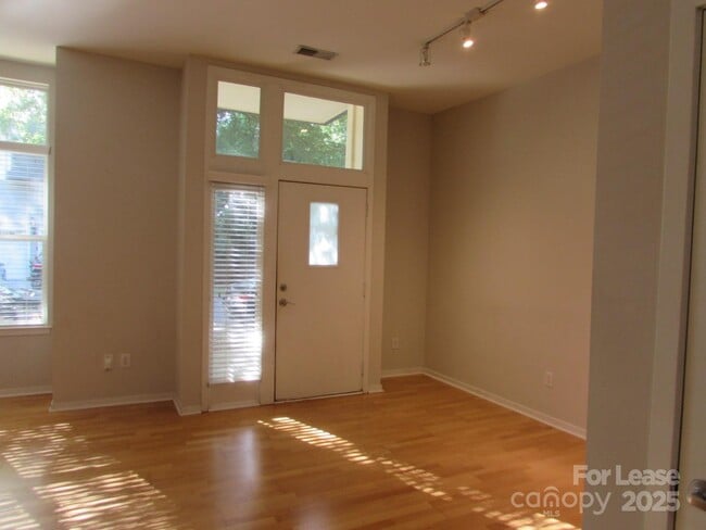 2125 Southend Dr in Charlotte, NC - Building Photo - Building Photo