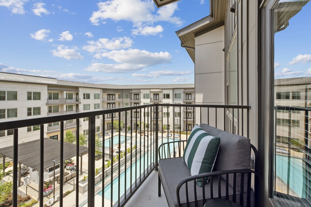 Diamond Flats in Carrollton, TX - Building Photo