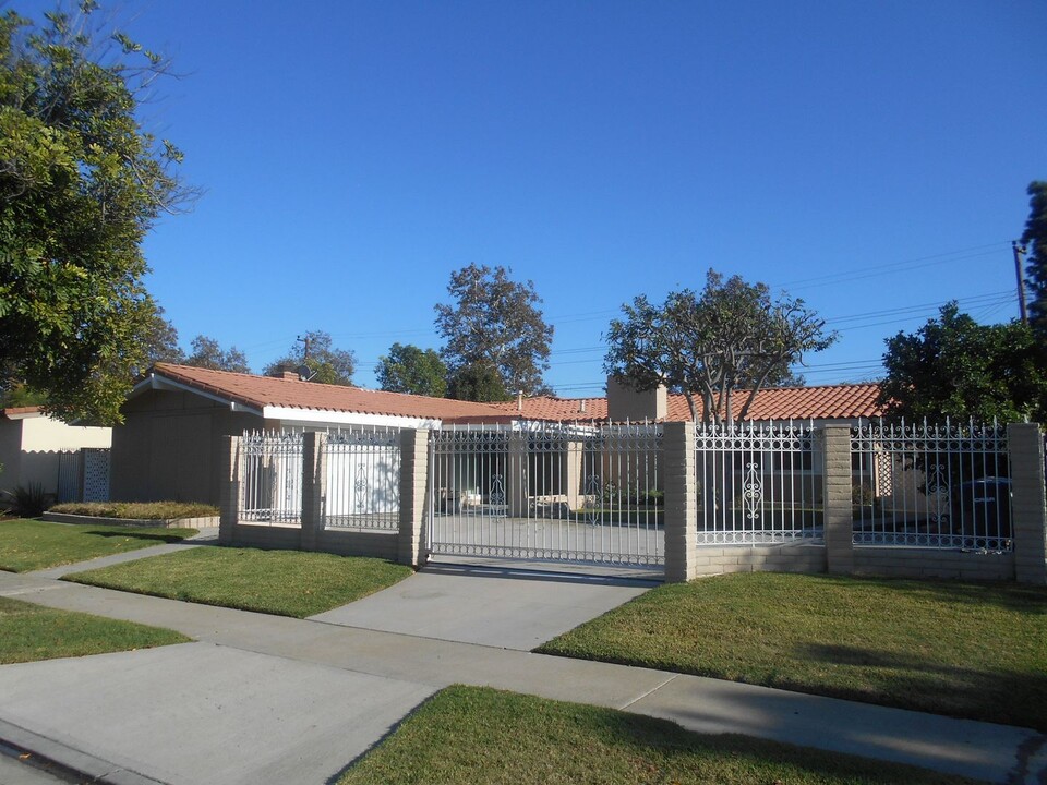 2922 Copa De Oro Dr in Los Alamitos, CA - Building Photo