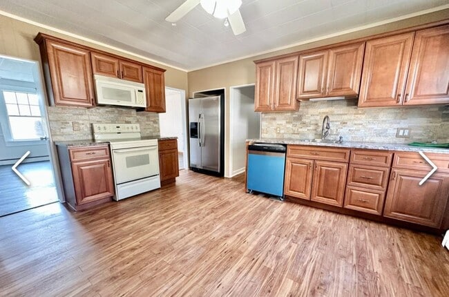 3 Holmes St in Thompson, CT - Foto de edificio - Building Photo