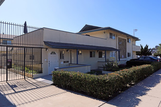 Felspar Cabanas Apartments in San Diego, CA - Building Photo - Building Photo