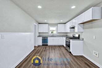 907 NW Main St in Ennis, TX - Foto de edificio - Building Photo