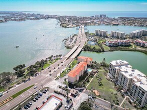 7910 Sun Island Dr S, Unit 101 in South Pasadena, FL - Foto de edificio - Building Photo