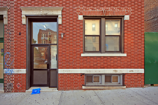 3915 65th Pl in Flushing, NY - Foto de edificio - Building Photo