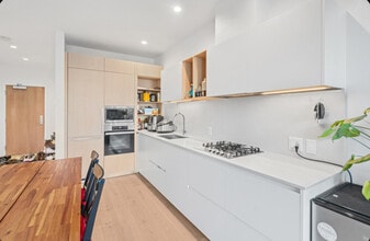 6000 McKay Ave in Burnaby, BC - Building Photo - Building Photo