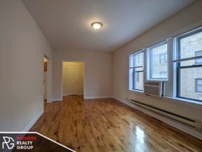 3732 N Pine Grove Ave, Unit 3722-3E in Chicago, IL - Building Photo - Building Photo