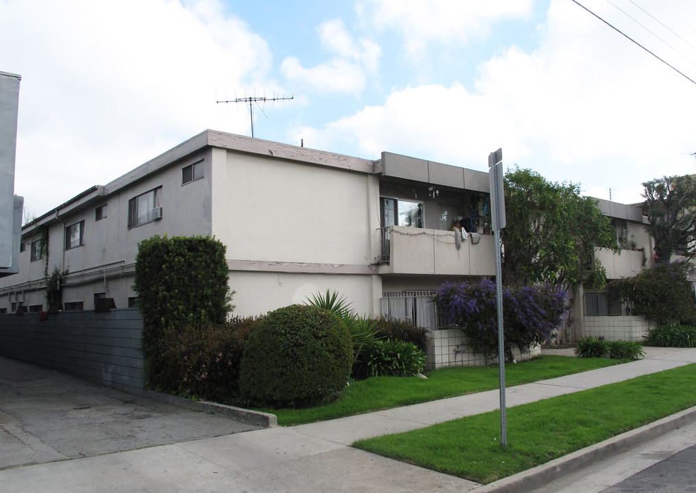 13555 Victory Blvd in Van Nuys, CA - Building Photo