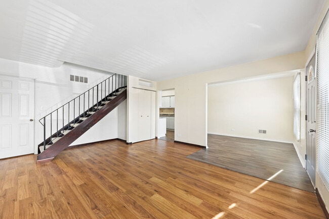 1960 Liberty Pl in Hoffman Estates, IL - Building Photo - Building Photo