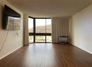 521 Hahaione St in Honolulu, HI - Building Photo - Building Photo