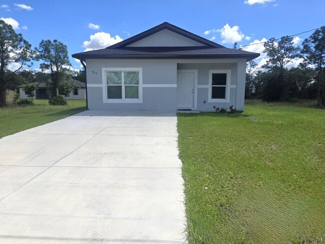 922 Barcelona St E in Lehigh Acres, FL - Building Photo - Building Photo