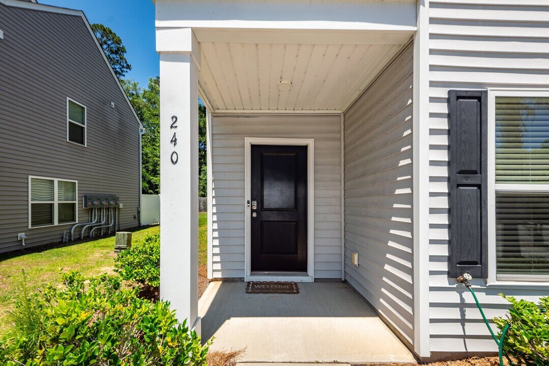 240 Spencer Cir in Summerville, SC - Building Photo