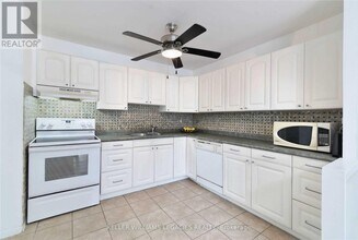 1016 Falgarwood Dr in Oakville, ON - Building Photo - Building Photo